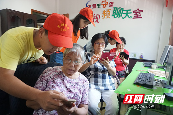 新时代文明实践站志愿者教社区老人使用智能手机_副本.jpg