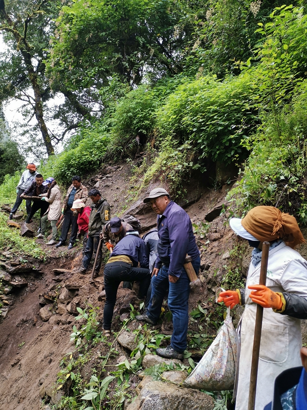 6图为格桑旦增一行人巡边路上遭遇山体滑坡（受访者格桑旦增提供照片）_副本.jpg