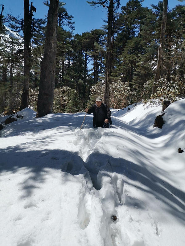5图为格桑旦增巡边中过雪地（受访者格桑旦增提供照片）_副本.jpg