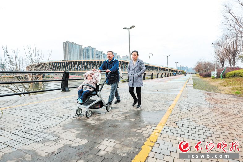 　　浏河东岸，风光无限。在浏阳河风光带，三三两两休闲散步的人尽享美丽景色。