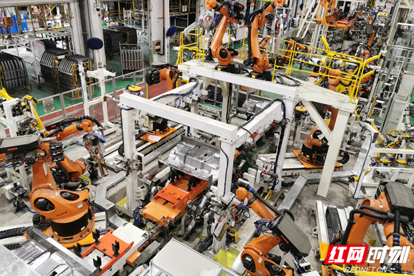 机器人干活“替”人工，此地“无人”胜有人——看新港区神奇的数字产业化