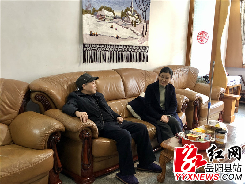 胡平和退休老同志胥加兴聊天.jpg