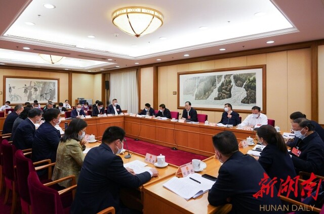 The Hunan delegation reviewed the work report of the Standing Committee of the National People's Congress and the work report of the 