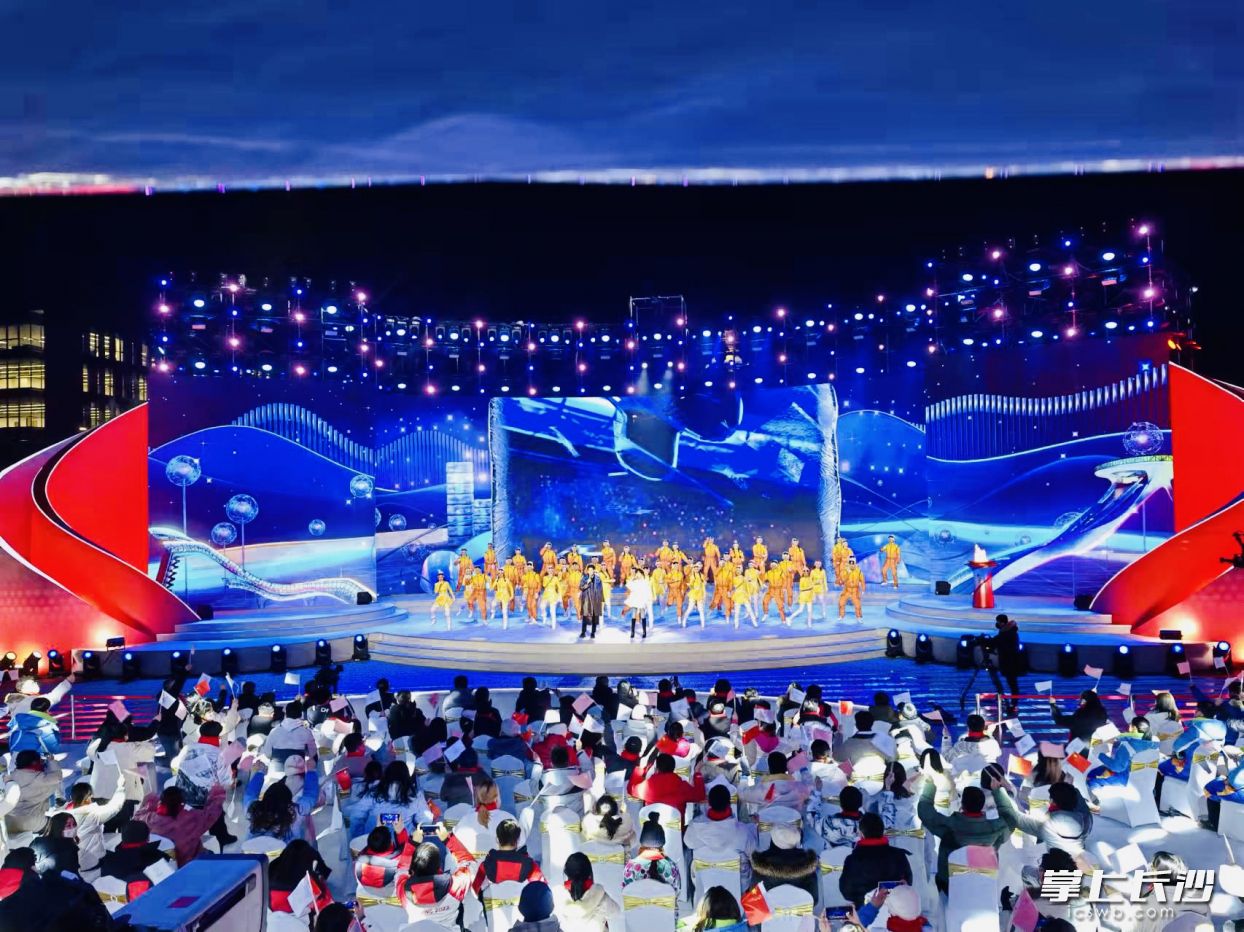 “长沙屏”闪耀北京冬奥会的背后，是新亚胜光电企业党员技术骨干攻坚克难的身影。 通讯员 龙金娟 供图