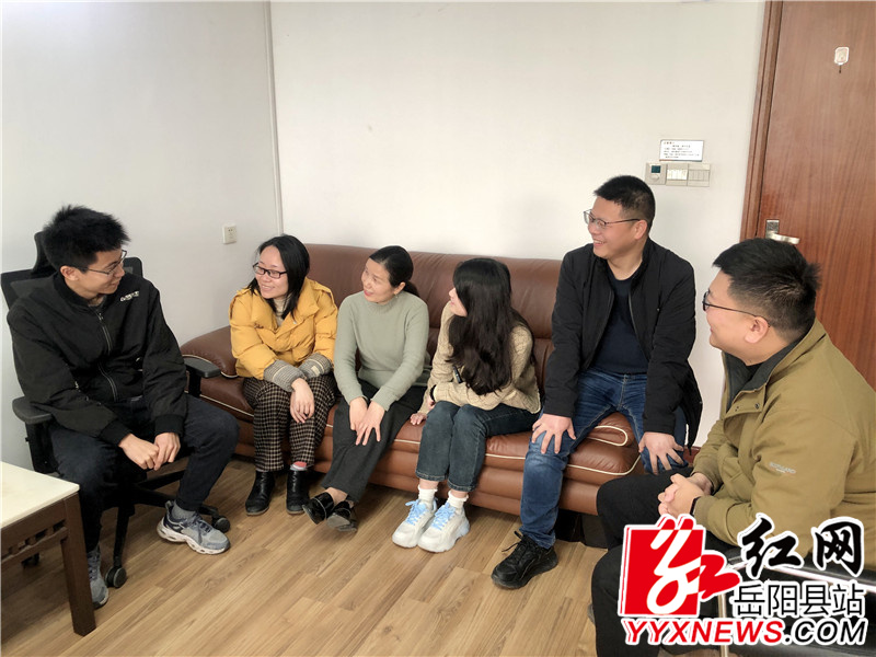 胡平和同事1.jpg