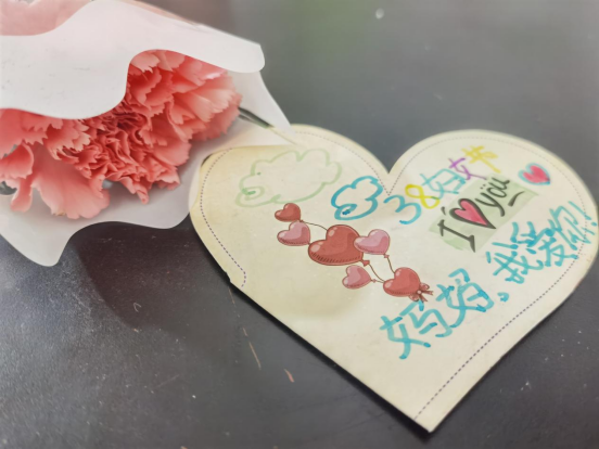 （新媒体）妇女节当天 衡山执勤女交警收到女儿送来的“惊喜”275.png