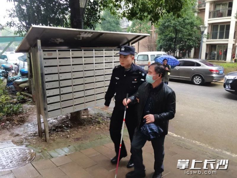 民警将市民送回家。通讯员  彭运生 供图