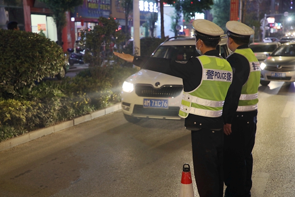 交警攔車檢查。.jpg 交警攔車檢查,。.jpg