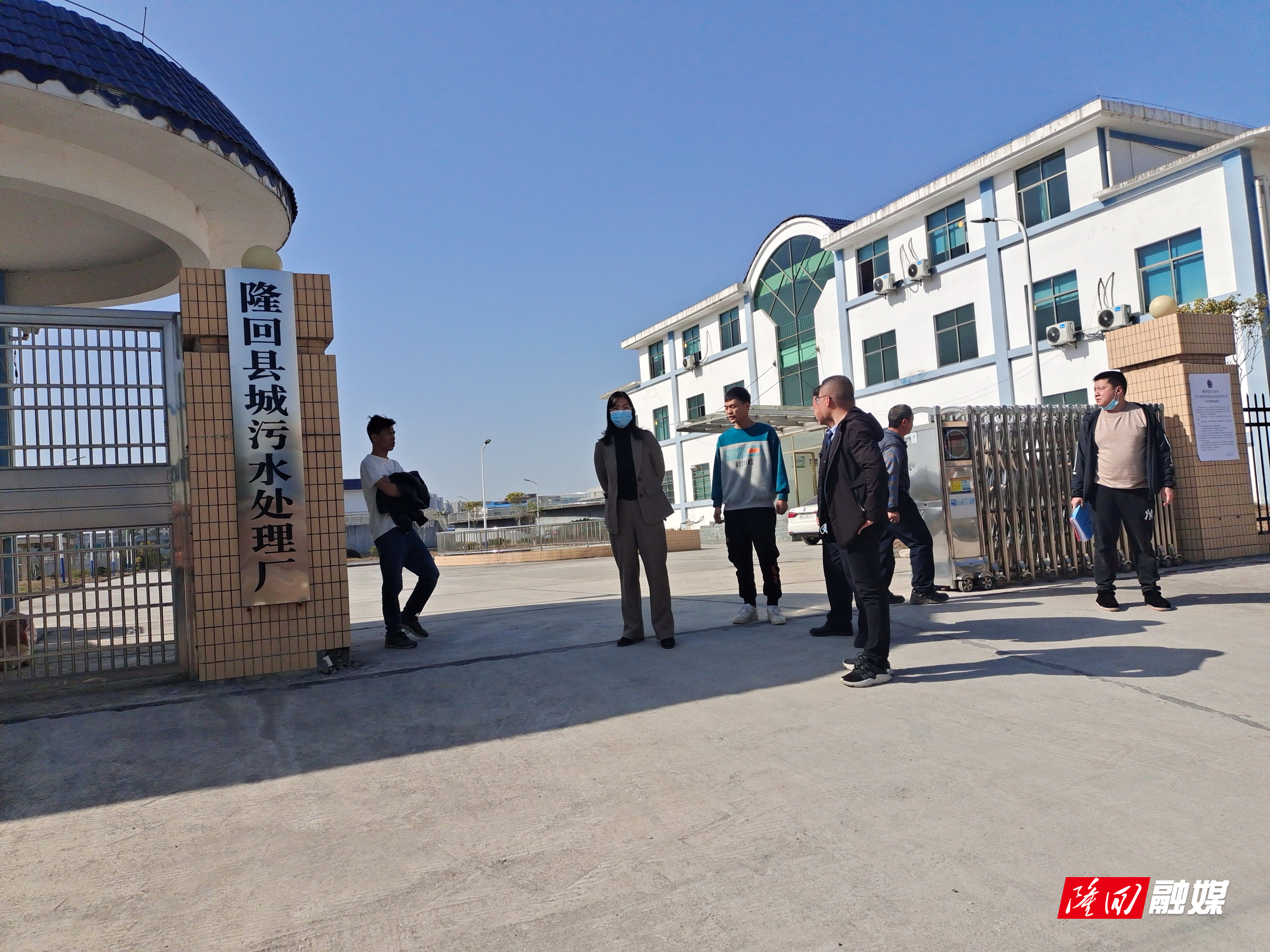 谭小菊察看污水处理厂.jpg