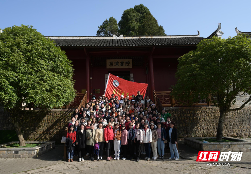 学校参加活动女教师合影.jpg