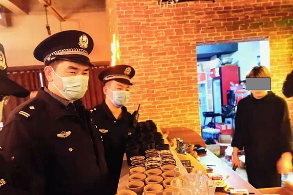 民警檢查休閑場(chǎng)所,。.jpg 民警檢查休閑場(chǎng)所。.jpg