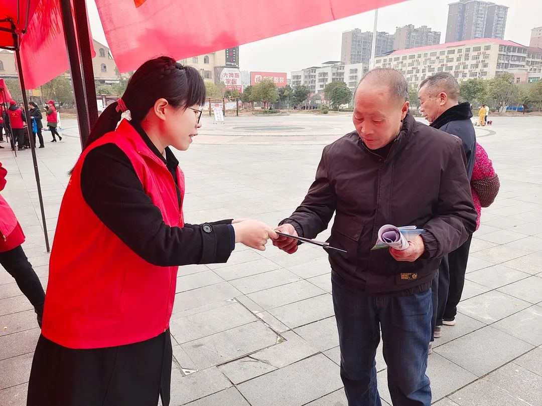 新邵法院开展学雷锋志愿服务活动(图2)