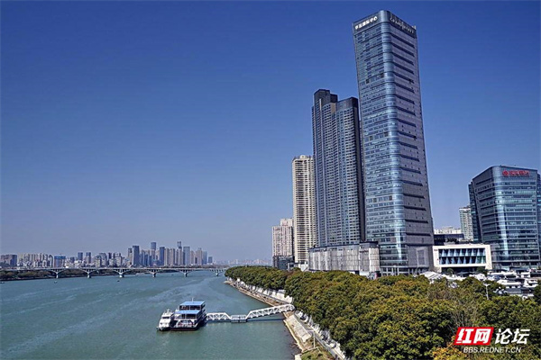登上长沙的杜甫江阁，带大家看看湘江两岸风光