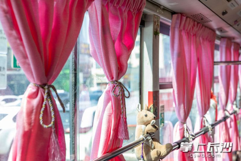 肖师傅将公交的窗帘布置成了粉红色。