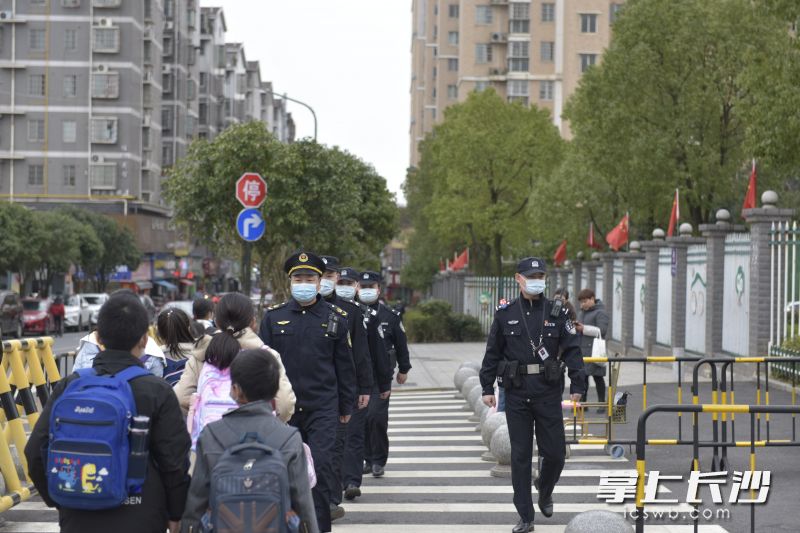 交警在学校门口维护交通秩序。长沙晚报通讯员 李杰摄