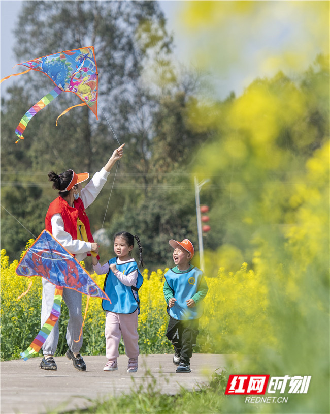 3月9日，湖南省永州市道县祥霖铺镇两河口村油菜花基地，老师和小朋友一起放风筝。 (17).jpg