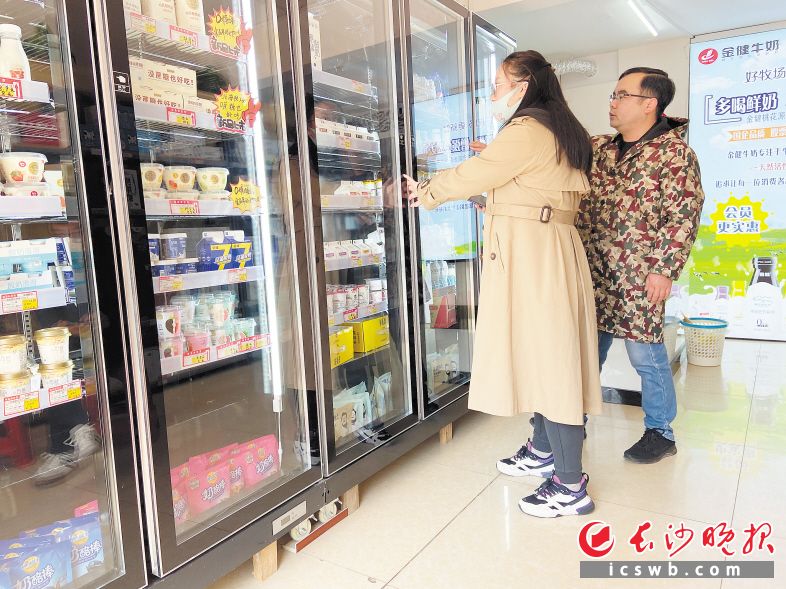 　　3月8日，顾客在金健乳业社区店选购牛奶。　　长沙晚报全媒体记者 周斌 摄