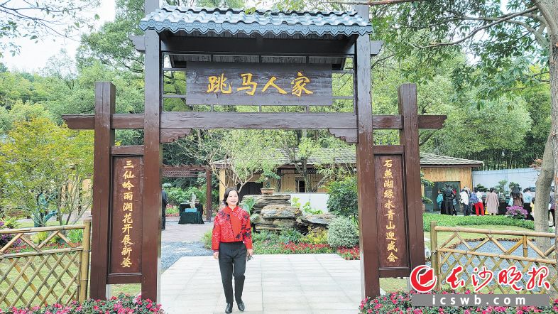 从业十四年来,龙燕当起了珍珠红的贴身保姆,细心呵护每一株盆景。受访者供图