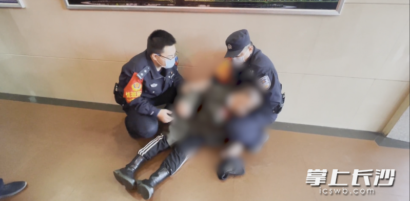 民警让半昏迷状态的报警人靠在自己身上，对其进行救急救助。 均为警方供图