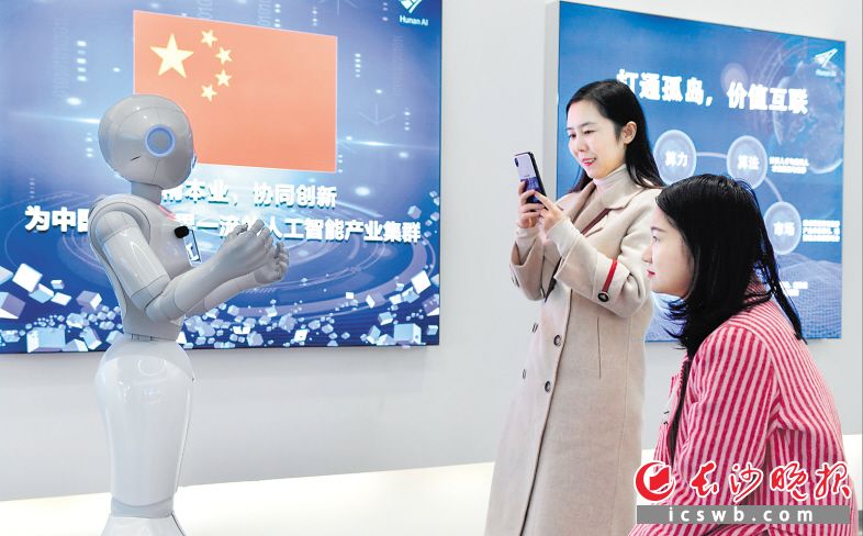 天心数谷·智能经济创新产业基地，两位市民正在跟机器人“小移”对话。长沙晚报全媒体记者 邹麟 摄