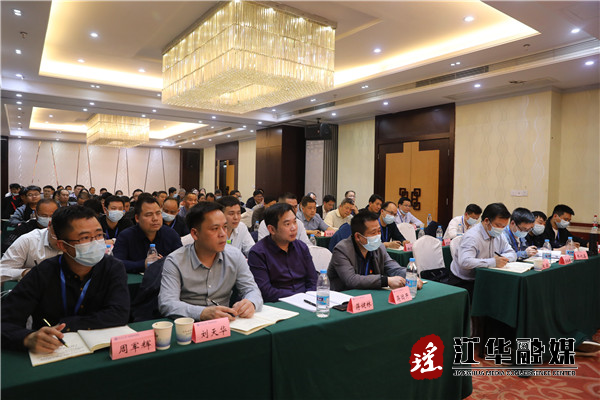 学员倾听交流发言.jpg