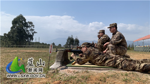 县领导参加军事训练日实弹射击训练活动1.jpg