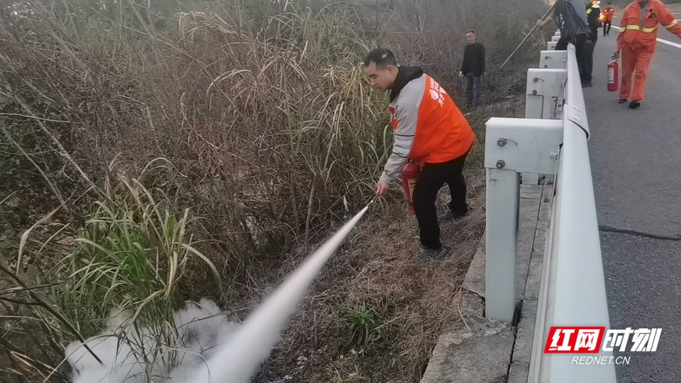 310岳阳高速边坡起火_1.jpg