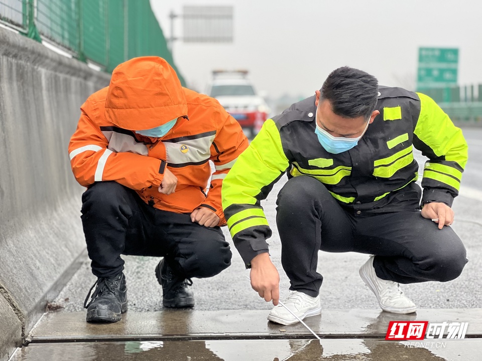 检查排水渠.jpg 检查排水渠.jpg