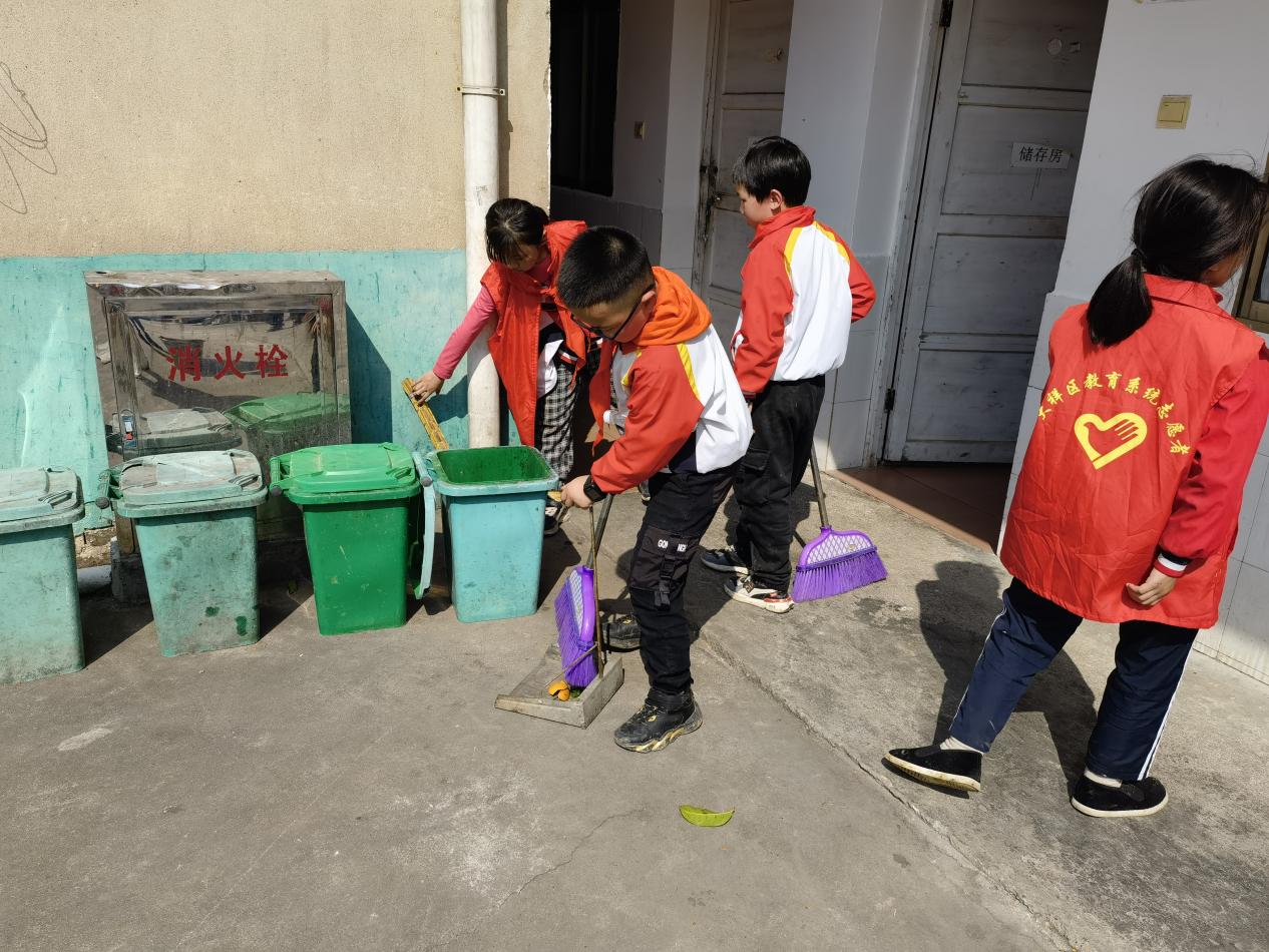 带爱走进敬老院 打扫卫生暖人心_邵阳头条网
