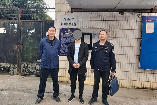 民警將嫌疑人送進(jìn)看守所,。22.jpg