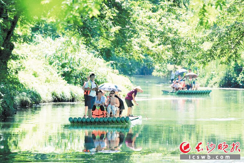 　　竹筏漂流一直是苏故村旅游特色项目。 资料图片