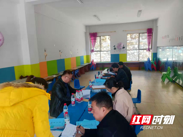查阅档案资料.jpg