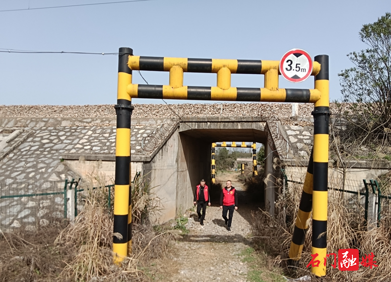 夹山管理处排查铁路涉危涉爆隐患.jpg 夹山管理处排查铁路涉危涉爆隐患.jpg