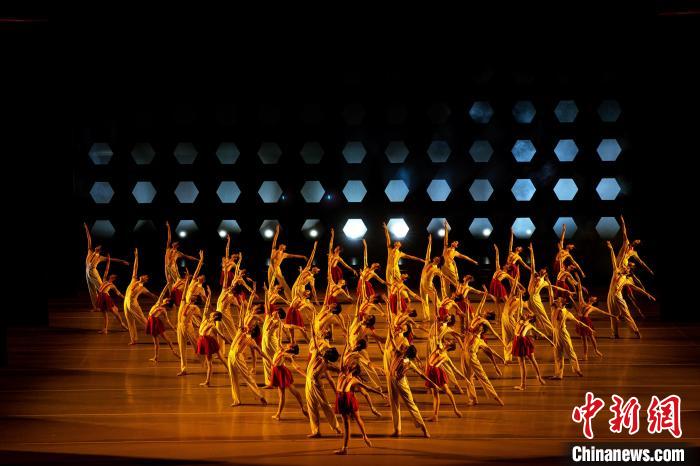 芭蕾舞蹈组诗《榜样》全国首演以足尖艺术传递“雷锋精神”