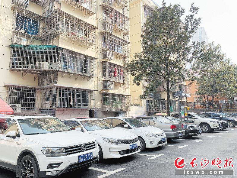 　　岳银三村改造后的停车位，车辆整齐停放，邻里之间因停车问题产生的矛盾大大减少。