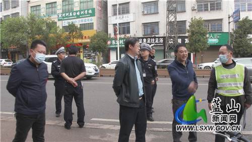 黄加葵调研校园周边道路交通秩序整治工作.jpg