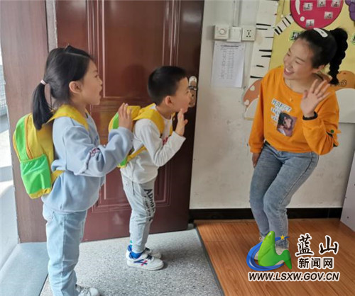 蓝山：幼儿园娃娃也为城市管理提升助力1.jpg