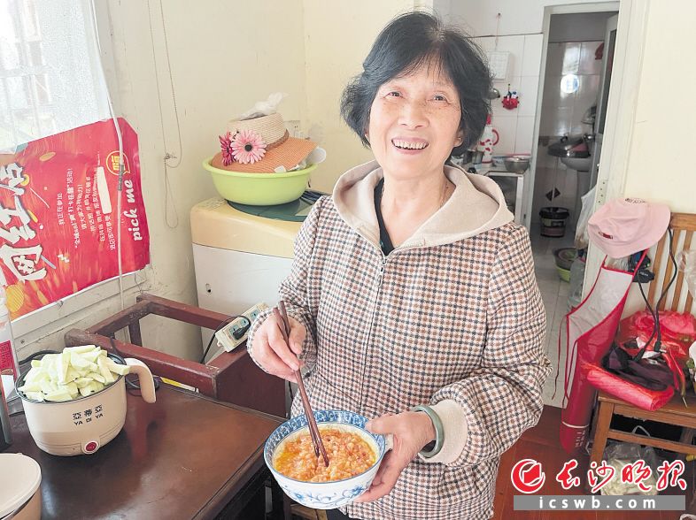 　　李健美在厨房为孩子们和住院邻居做饭。均为长沙晚报全媒体记者 洪虹 通讯员 彭毓妍 摄影报道