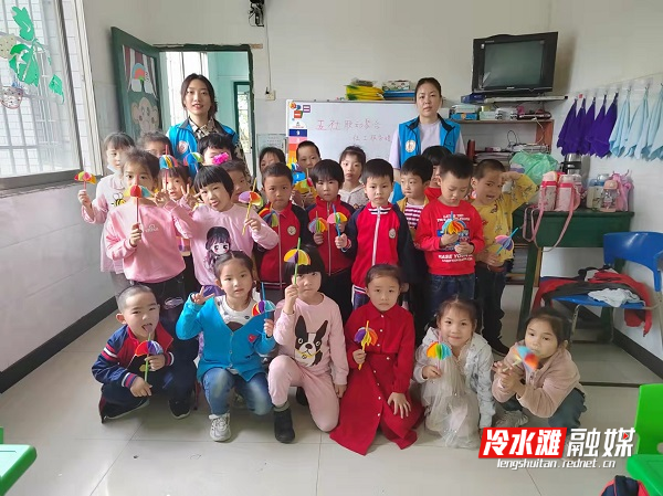 “飘扬童趣”手工给留守儿童送欢笑.jpg