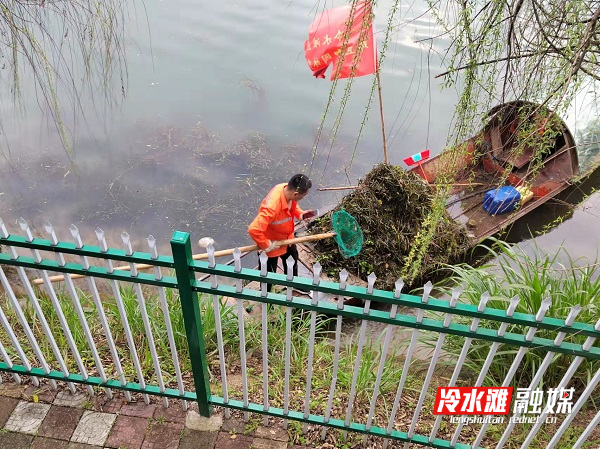 冷水滩：清理河道垃圾 守护一江碧水1.jpg