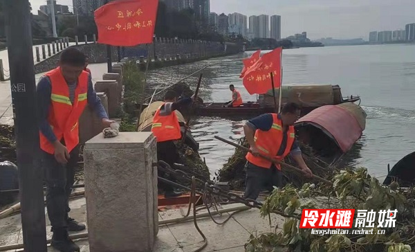 冷水滩：清理河道垃圾 守护一江碧水3.jpg