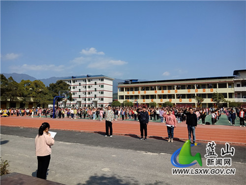 所城学校举行“一盔一带”宣誓活动.jpg