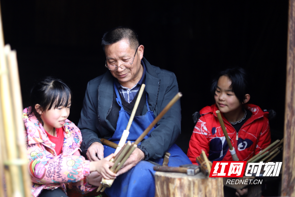 1.非遗传承人粟德军正在指导小学生学习芦笙吹奏技巧。.jpg