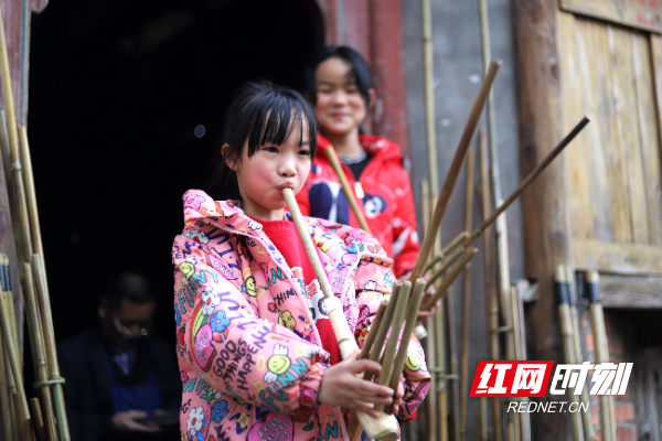4.在非遗传承人粟德军地指导下，两名小学生在练习芦笙吹奏。.jpg