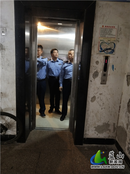 蓝山县市场监管局开展人员密集场所电梯安全大检查1.jpg