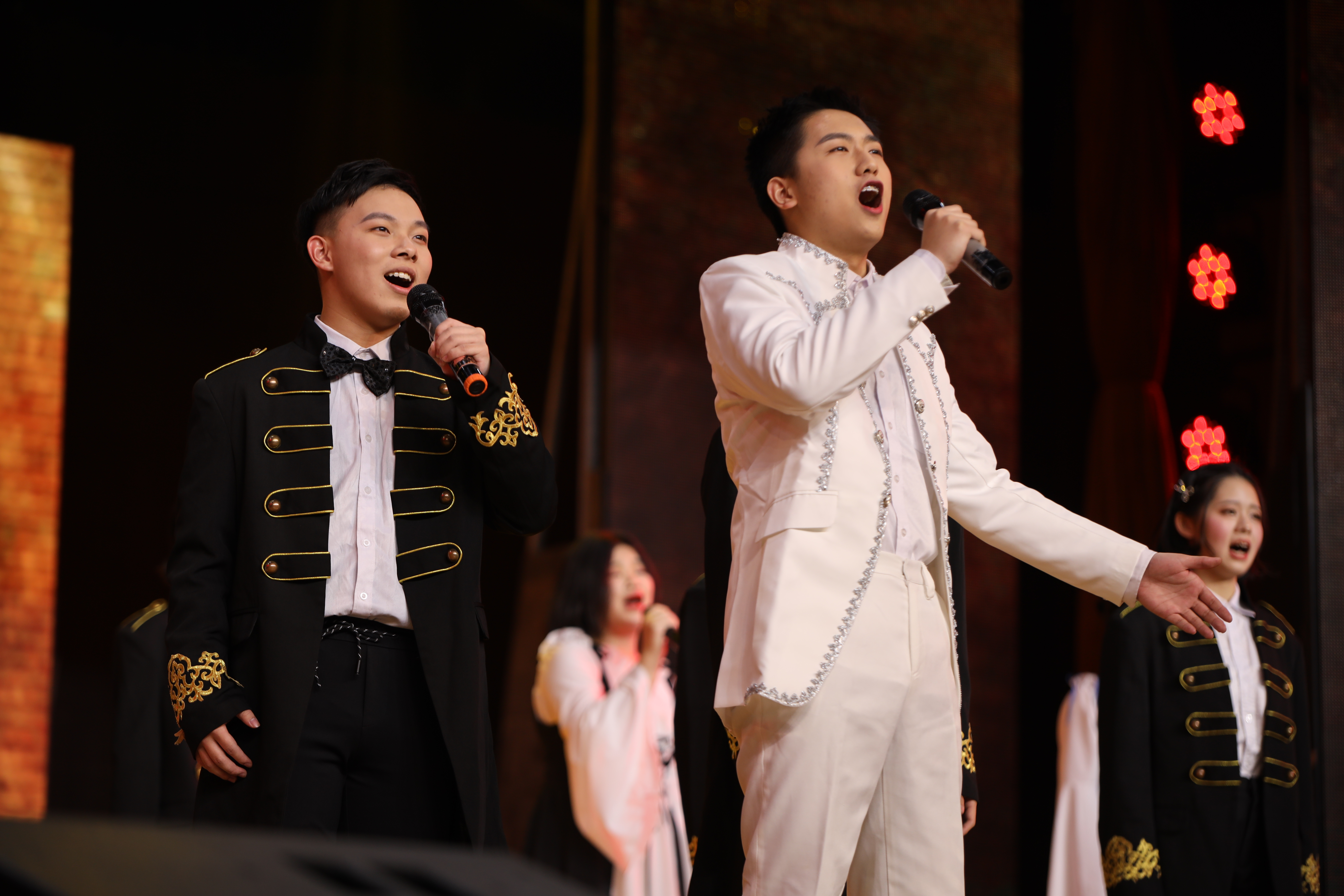 吴景天（左一）参加参加长郡中学国际部艺术节表演音乐剧《汉密尔顿》的表演。
