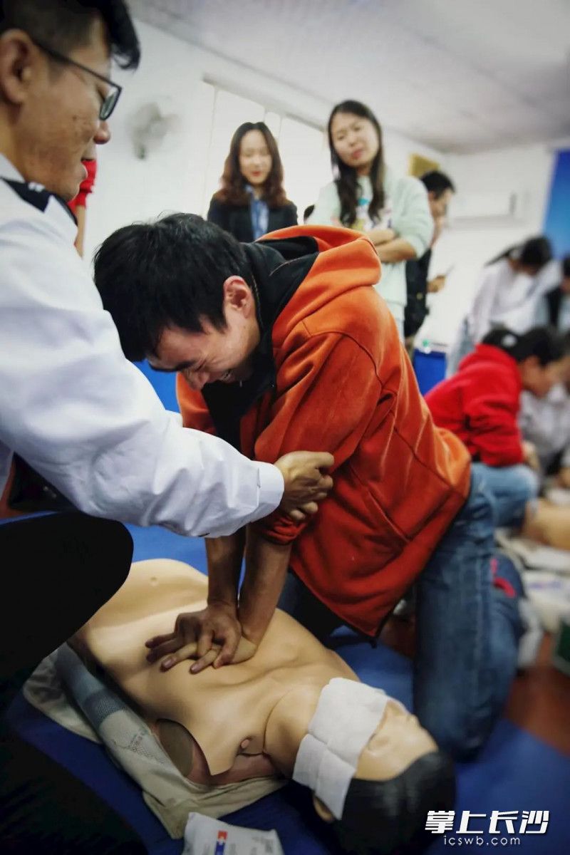 生物教研组集体赴中南大学湘雅三医院120急救中心，参加急救知识培训。
