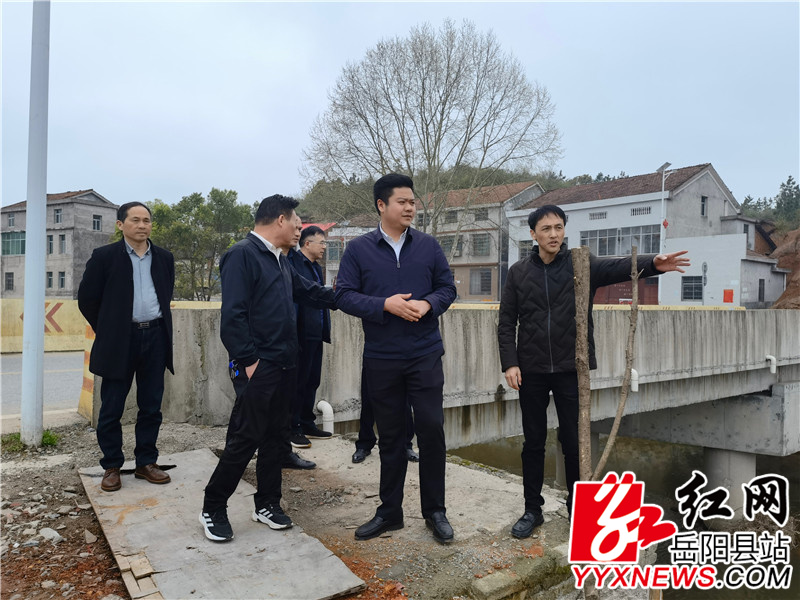 松溪村罗水河查看河长制工作落实情况.jpg