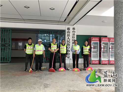 蓝山县住建局退休干部助力城市管理提升年志愿服务.jpg