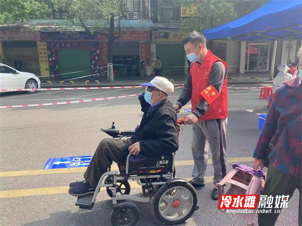 退役军人事务局党员干部帮助市民进行核酸检测.jpg